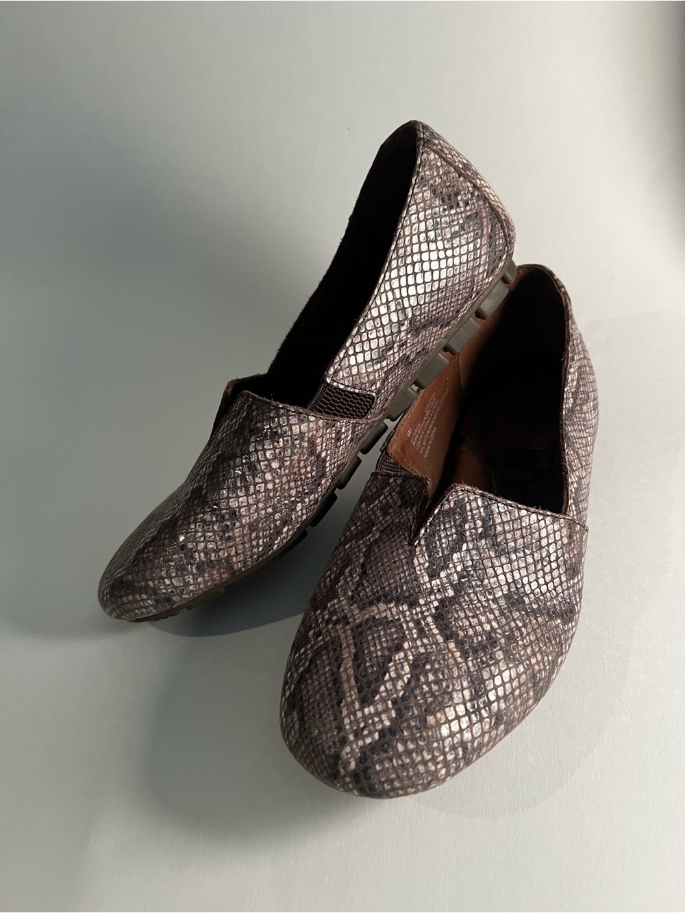 Women's Born Slip-On Leather Comfort Loafers in Gray Snake Print Size 8